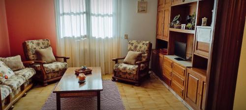 坎加斯德穆拉索Eira do vento的客厅配有沙发和两把椅子
