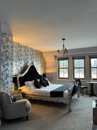 Dores阿克纳斯德旅馆的一间大卧室,配有一张大床和一把椅子