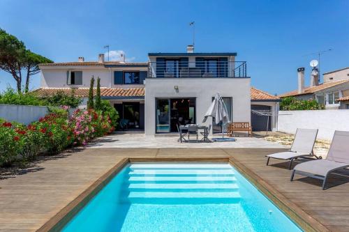 拉格朗德默特Chez Robert - luxueuse villa à proximité des plages avec une piscine privée的一座带游泳池和房子的别墅