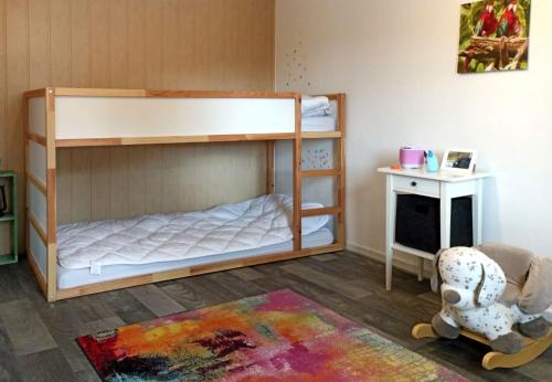 Mengersgereuth-HämmernFerienhaus Eden Frankenblick的儿童卧室配有两张双层床和一张桌子