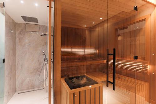 奥普尔皮亚斯特酒店的一间带浴缸和猫头鹰淋浴的浴室