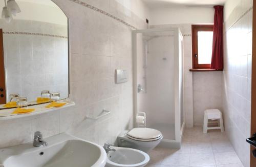 马尔切西内Locanda Bellavista food&rooms的白色的浴室设有水槽和卫生间。
