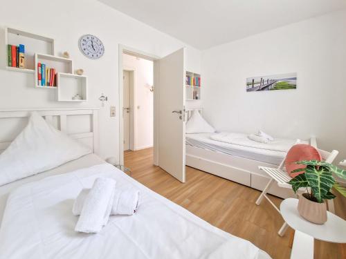特希尔Kleine Krabbe的白色卧室配有床和镜子