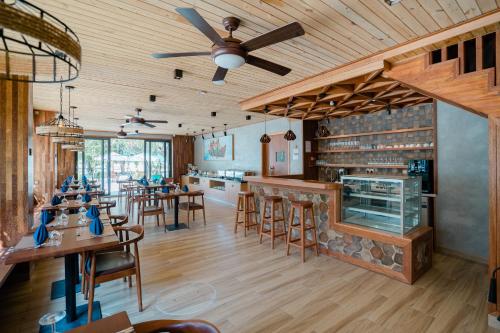 古莉Ayala Oceanview Maldives的餐厅设有酒吧和桌椅
