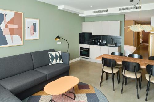 阿姆斯特丹Cityden BoLo District的客厅配有沙发和桌椅