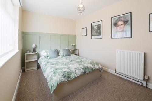 利物浦Poppy's Place - Manningham Road的一间卧室配有一张带蓝色枕头的床
