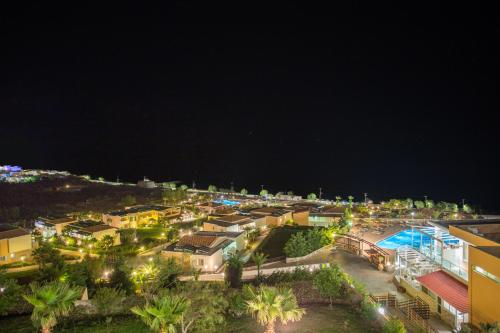 卡尔扎迈纳大蓝海滩酒店 的夜晚城市的空中景观