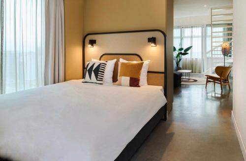 阿姆斯特丹Cityden BoLo District的卧室配有一张带白色床单和枕头的大床。