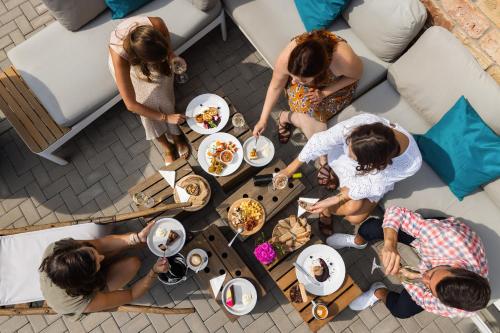 布尔哈里Penzion jako víno的一群人站在桌子旁吃着食物