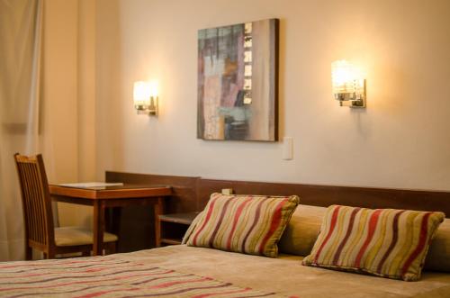 卡塔马卡格兰德酒店的酒店的客房 - 带两张枕头的床