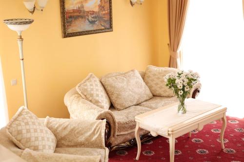 斯基希德尼萨СПА-Готель "RESPECT"的客厅配有沙发和桌子