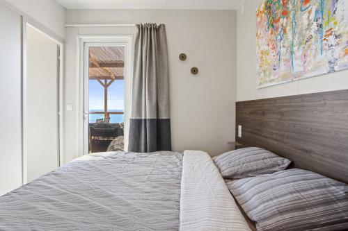 圣拉斐尔Domaine Ile d'or, bungalow Segur 8的一间卧室设有一张大床和一个窗户。