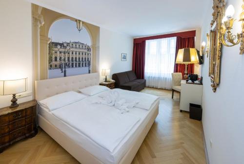 维也纳皇家酒店的一间带白色大床的卧室和一间客厅