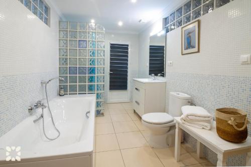 卡尔佩Villa Airlie by Abahana Villas的带浴缸、卫生间和盥洗盆的浴室