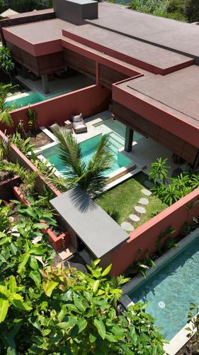 吉利阿尔Lasai Villas的享有带游泳池的度假村的空中景致