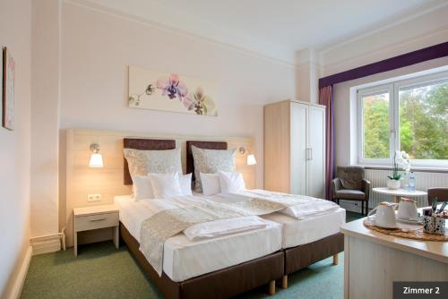 马兰迪西威利别墅的一间卧室设有一张大床和一个窗户。