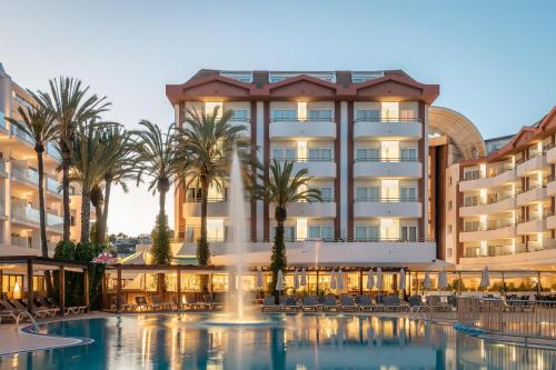 圣苏珊娜ALEGRIA Florida Park的拥有游泳池和棕榈树的酒店