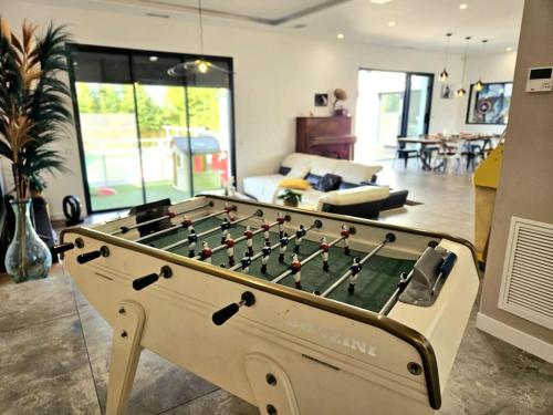 GaronsLe Paradis secret - piscine - clim - pool-house的客厅设有一张大台球桌