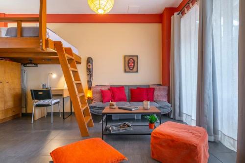 雅典The HostMaster Ethnic Touch Feel Studio的带沙发和高架床的客厅