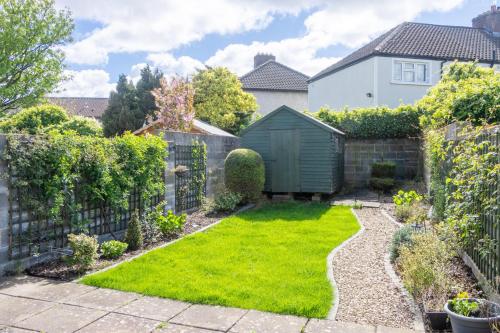 都柏林GuestReady - Charming house in Drimnagh的一个带栅栏和绿草的花园