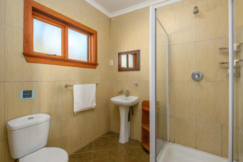 Elysium糖海滩度假酒店的浴室配有卫生间、盥洗盆和淋浴。