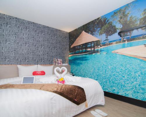 新竹101旅店(芝兰宾馆)的一间卧室设有一张床和一个游泳池