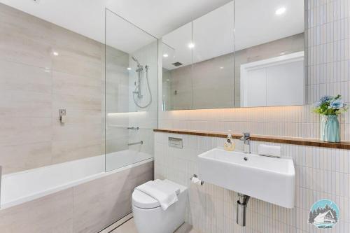 蚬壳港Aircabin - Shell Cove - Waterview - 2 Bed Apt的浴室配有卫生间、盥洗盆和淋浴。