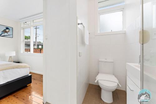 悉尼Aircabin - North Ryde - Sydney - 4 Beds House的白色的浴室设有卫生间和水槽。