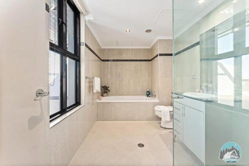 悉尼Aircabin - Meadowbank - Waterview - 3 Beds Apt的带浴缸、卫生间和盥洗盆的浴室
