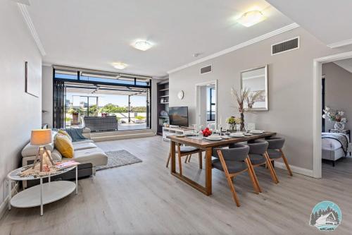 悉尼Aircabin - Meadowbank - Waterview - 3 Beds Apt的客厅配有沙发和桌子