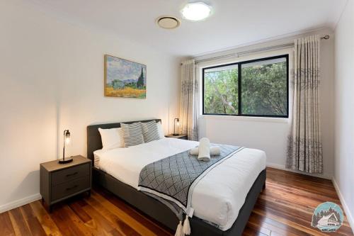 悉尼Aircabin - Telopea - Sydney - 5 Beds Holiday House的一间卧室,床上有泰迪熊