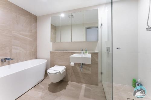 悉尼Aircabin - Olympic Park - Cheerful - 3 Beds APT的浴室配有卫生间、盥洗盆和淋浴。