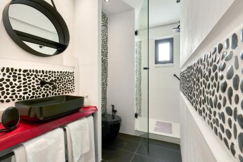 玛利亚MichELe Luxury apartments by Smaris Collection的一间带水槽和镜子的浴室
