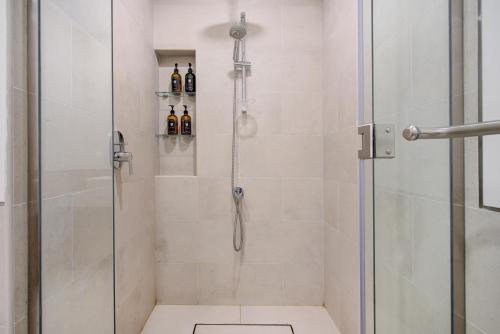 迪拜Trophy - Burj Al Arad Maison de Reve的带淋浴的浴室和玻璃门