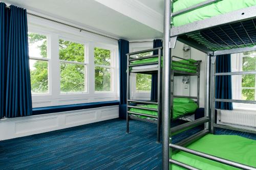 里斯格林顿青年旅舍的带两张双层床和两扇窗户的房间