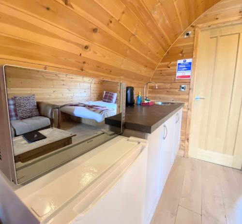 KeltyPond View Pod 1 with Outdoor Hot Tub - Pet Friendly - Fife - Loch Leven - Lomond Hills的一间小房子,设有厨房和一张床