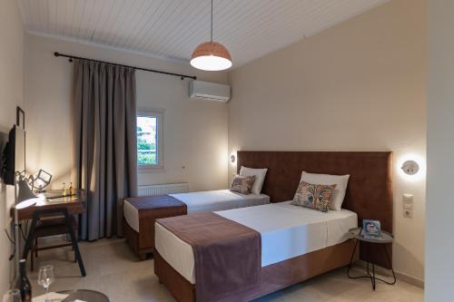 卡诺尼STUDIO SPYROS的酒店客房设有两张床和一张桌子。