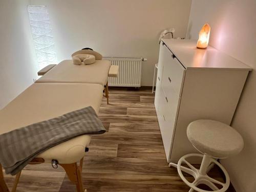 布拉格Sauna Central的一间设有两张床、梳妆台和椅子的房间