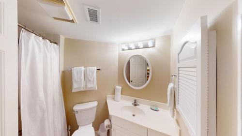帕瓦雷斯岛Seaside Bliss Oceanfront 3 Bedroom 3 Bath Condo的一间带卫生间、水槽和镜子的浴室