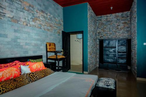 NyakinamaIbuye Villa的一间设有床和椅子的房间
