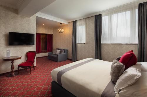 布达佩斯Mystery Hotel Budapest的酒店客房设有一张大床和一张沙发。