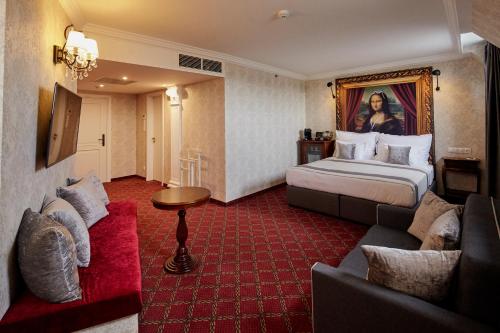 布达佩斯Mystery Hotel Budapest的酒店客房,配有床和沙发