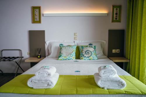 阿莫利亚尼岛Drenia Studios的一间卧室配有带毛巾的床