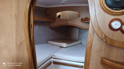 雷恩Jacht motorowy Calipso 750的小房间设有两张床和时钟