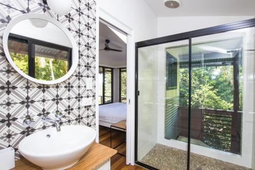 Alstonville塔拉林加景山林小屋的一间带水槽和镜子的浴室
