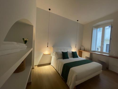 特拉尼Blanco B&B - Group的白色的卧室设有床和窗户