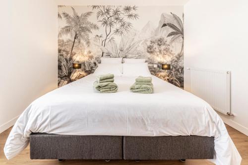 塞夫勒河畔圣洛朗Le Clos de la Jouvence - Gite 4* à 15 minutes du Puy du Fou, 6 personnes的卧室配有白色床和绿色毛巾