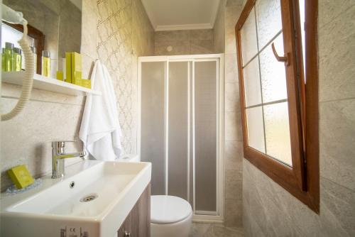 KızlanköyGRAPE DATÇA的一间带水槽和卫生间的浴室以及窗户。
