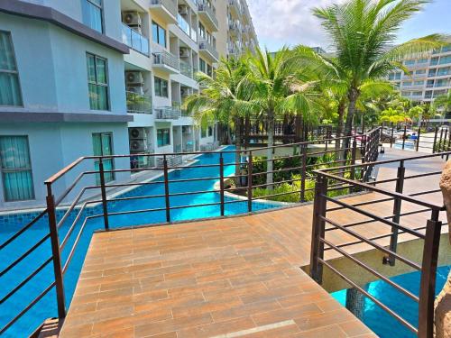 乔木提恩海滩Laguna beach condo resort 3 maldives pattaya top pool view ลากูน่า บีช คอนโด รีสอร์ต 3 พัทยา的通往棕榈树游泳池的步道