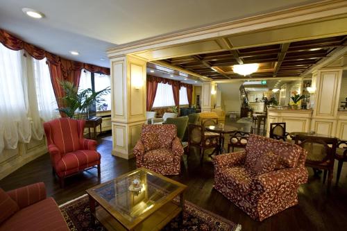 圣文森特德拉别墅酒店的客厅配有椅子和桌子